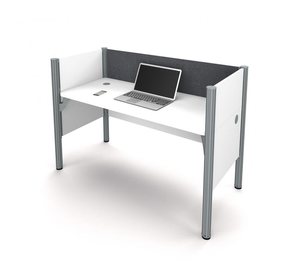 Poste de travail 63L avec babillard gris et panneaux de confidentialité bas