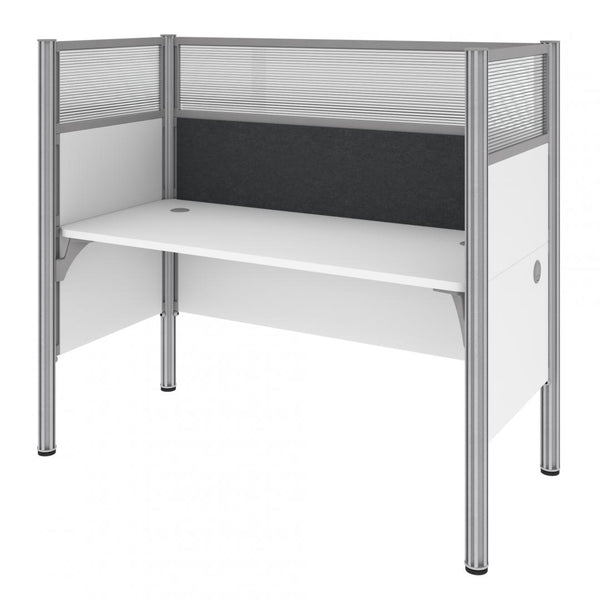 Poste de travail 63L avec babillard gris et panneaux de confidentialité hauts