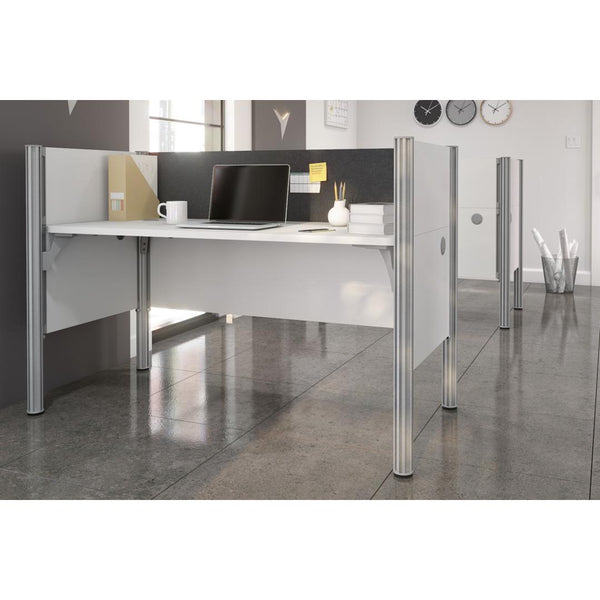 Poste de travail 63L avec babillard gris et panneaux de confidentialité bas