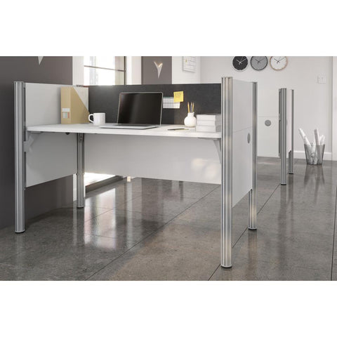 Poste de travail 63L avec babillard gris et panneaux de confidentialité bas