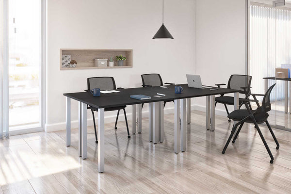Quatre tables de bureau 48L x 24P avec pattes carrées en métal