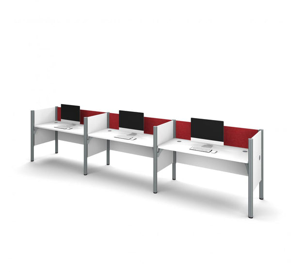 Poste de travail pour 3 personnes avec babillards rouges