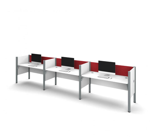 Poste de travail pour 3 personnes avec babillards rouges