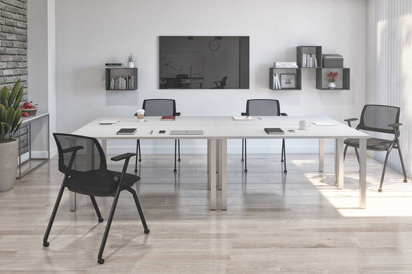 Quatre tables de bureau 60L x 30P avec pattes carrées en métal