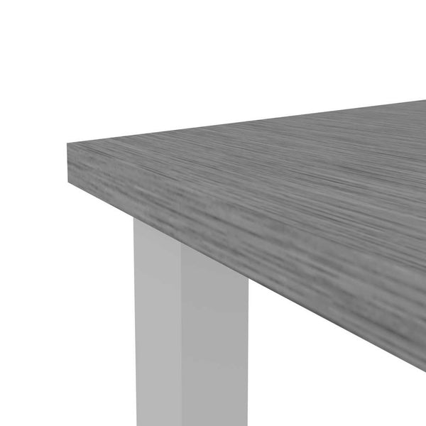 Quatre tables de bureau 48L x 24P avec pattes carrées en métal