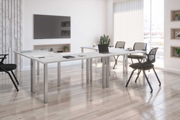 Quatre tables de bureau 60L x 30P avec pattes carrées en métal