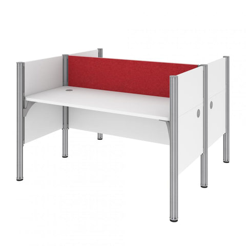 Postes de travail 63L avec babillards rouges et panneaux de confidentialité bas